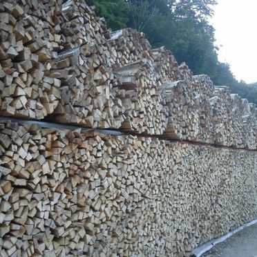 Brennholz aufgestapelt