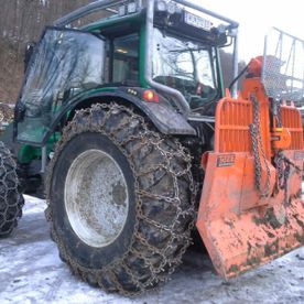 Großer Traktor mit roter Schiebefläche