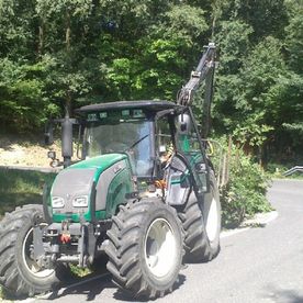 Traktor auf einer sonnigen Straße