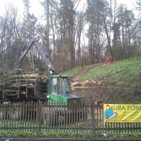 Fahrzeug mit Schneidemaschine bei der Arbeit